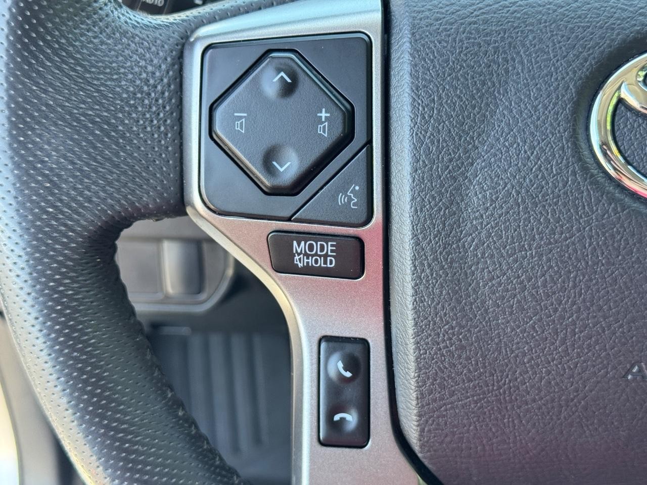 Toyota Tacoma 4WD Vehicle Full-screen Gallery Image 20