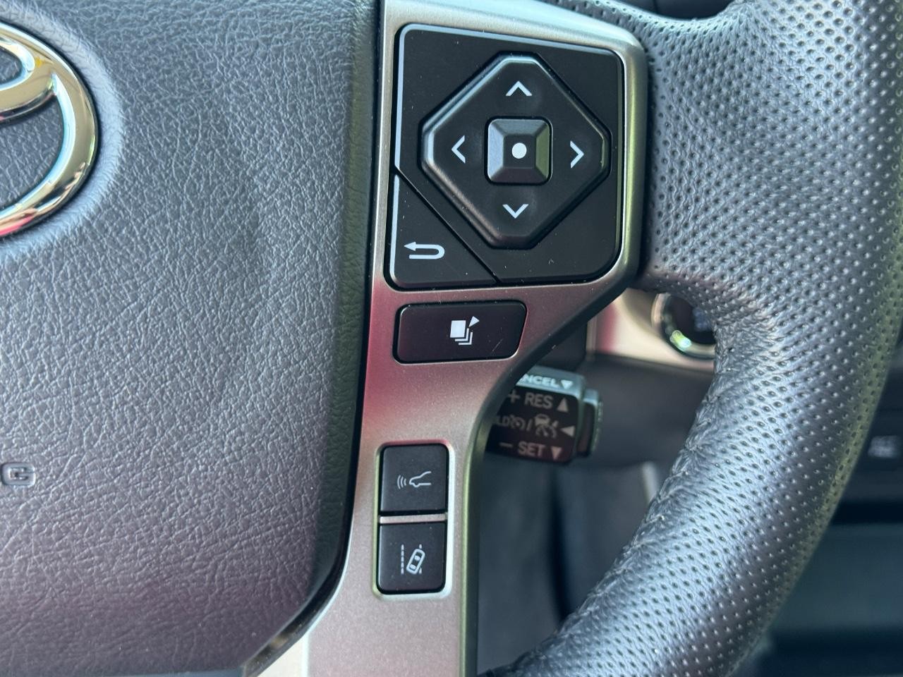 Toyota Tacoma 4WD Vehicle Full-screen Gallery Image 21