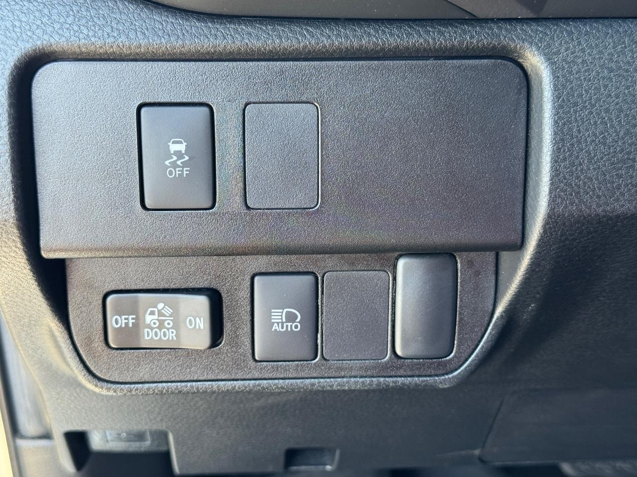 Toyota Tacoma 4WD Vehicle Full-screen Gallery Image 22