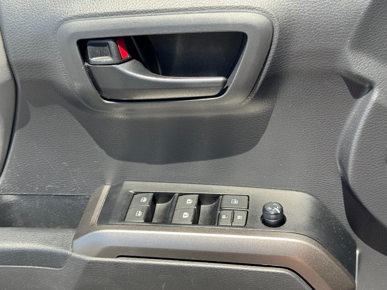 Toyota Tacoma 4WD Vehicle Full-screen Gallery Image 24