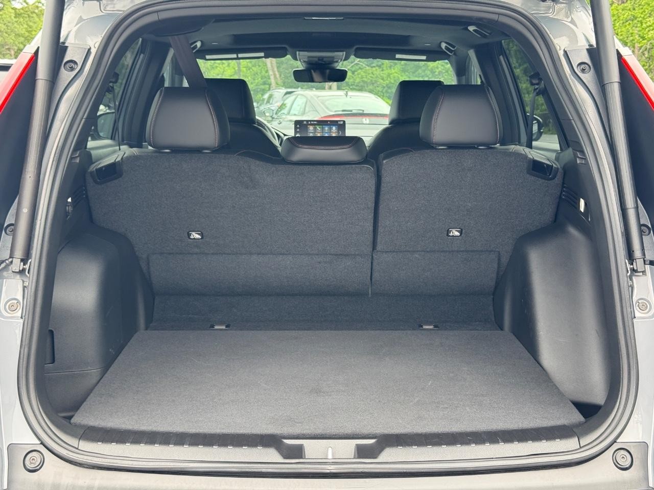 Honda CR-V Hybrid Vehicle Full-screen Gallery Image 05