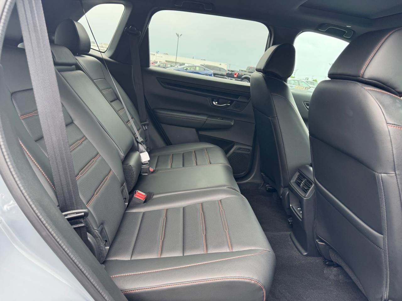 Honda CR-V Hybrid Vehicle Full-screen Gallery Image 11