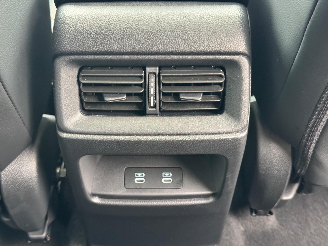 Honda CR-V Hybrid Vehicle Full-screen Gallery Image 17