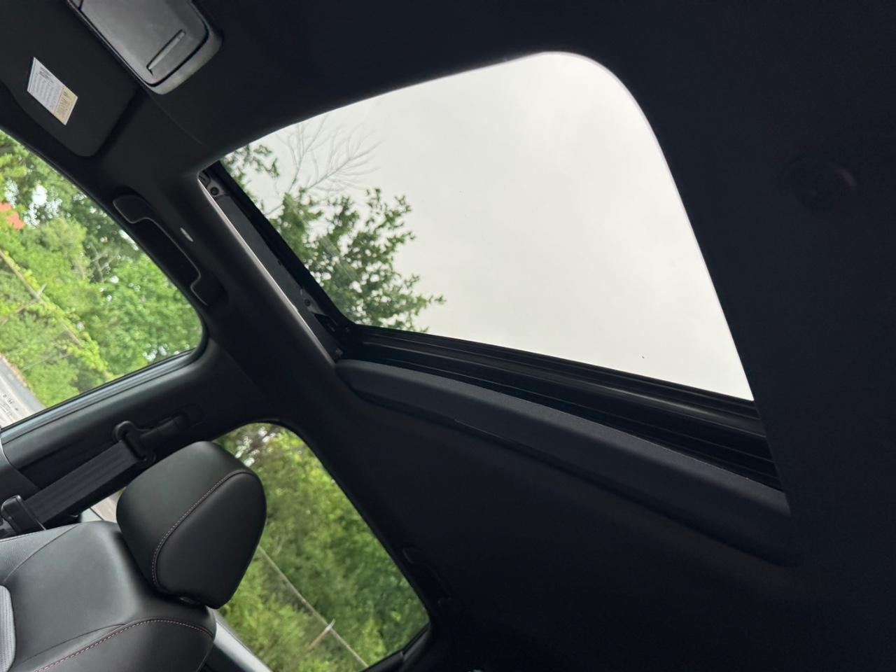 Honda CR-V Hybrid Vehicle Full-screen Gallery Image 20