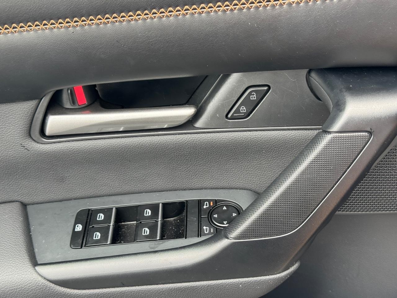 Mazda CX-50 Vehicle Full-screen Gallery Image 26