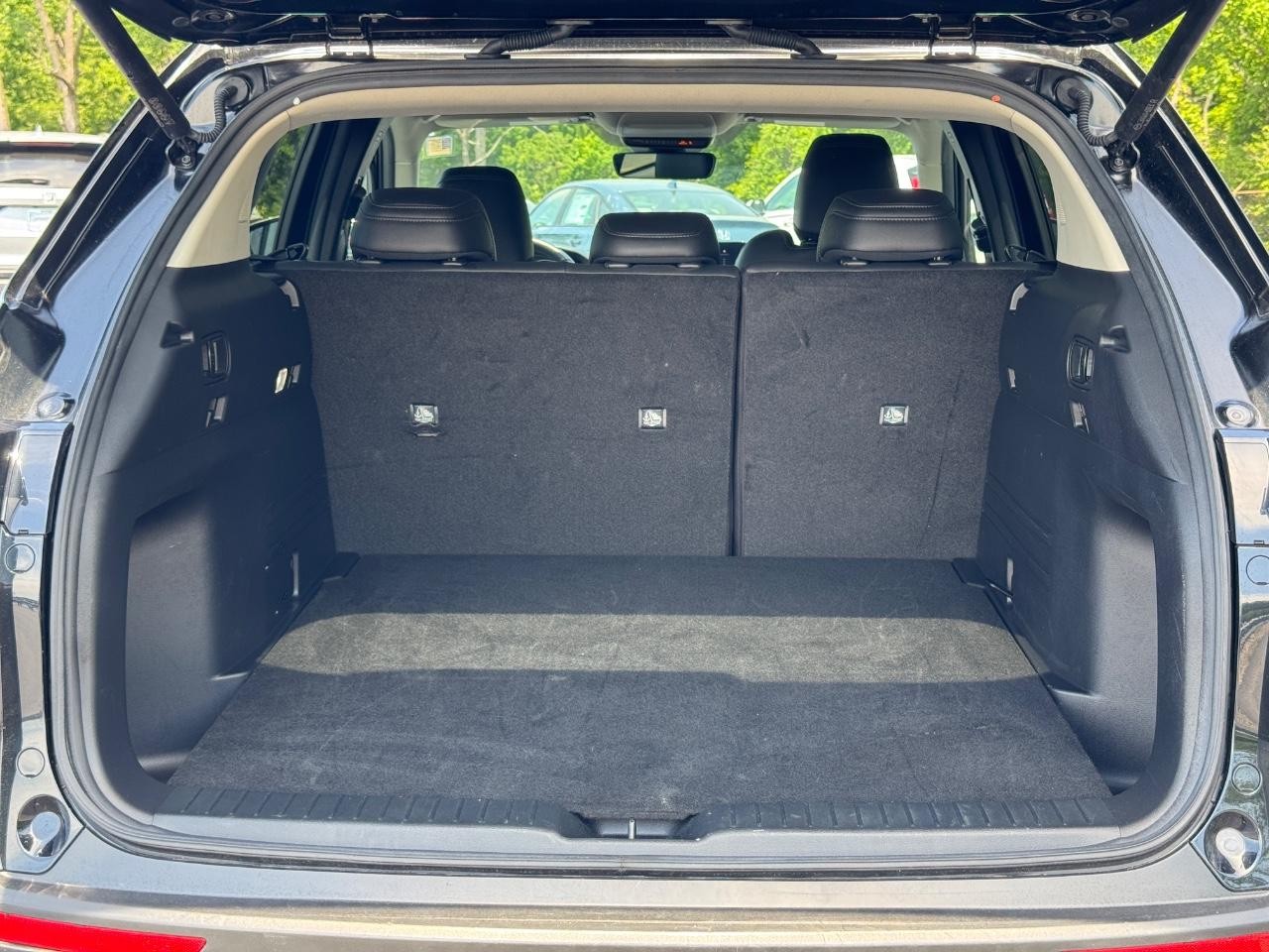 Mazda CX-50 Vehicle Full-screen Gallery Image 05