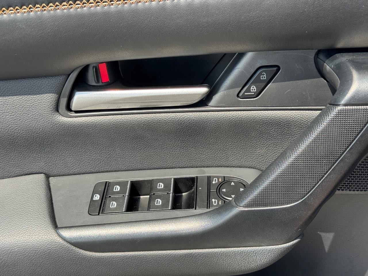 Mazda CX-50 Vehicle Full-screen Gallery Image 26