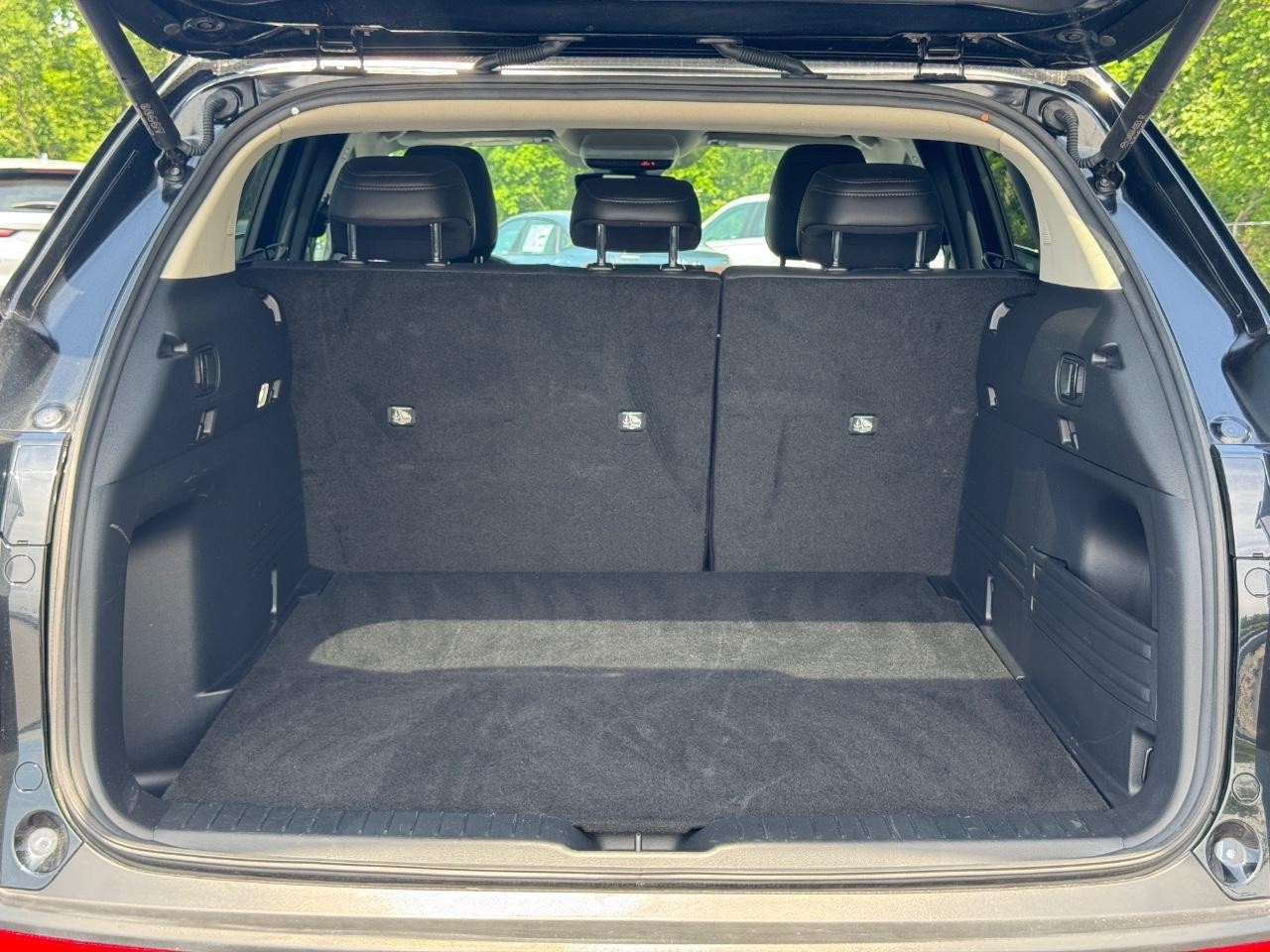 Mazda CX-50 Hybrid Vehicle Full-screen Gallery Image 05