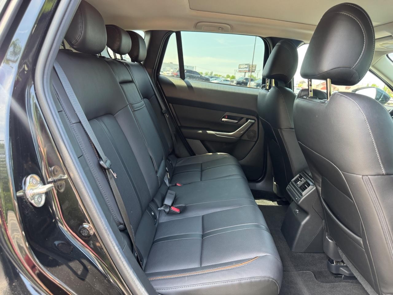 Mazda CX-50 Hybrid Vehicle Full-screen Gallery Image 11