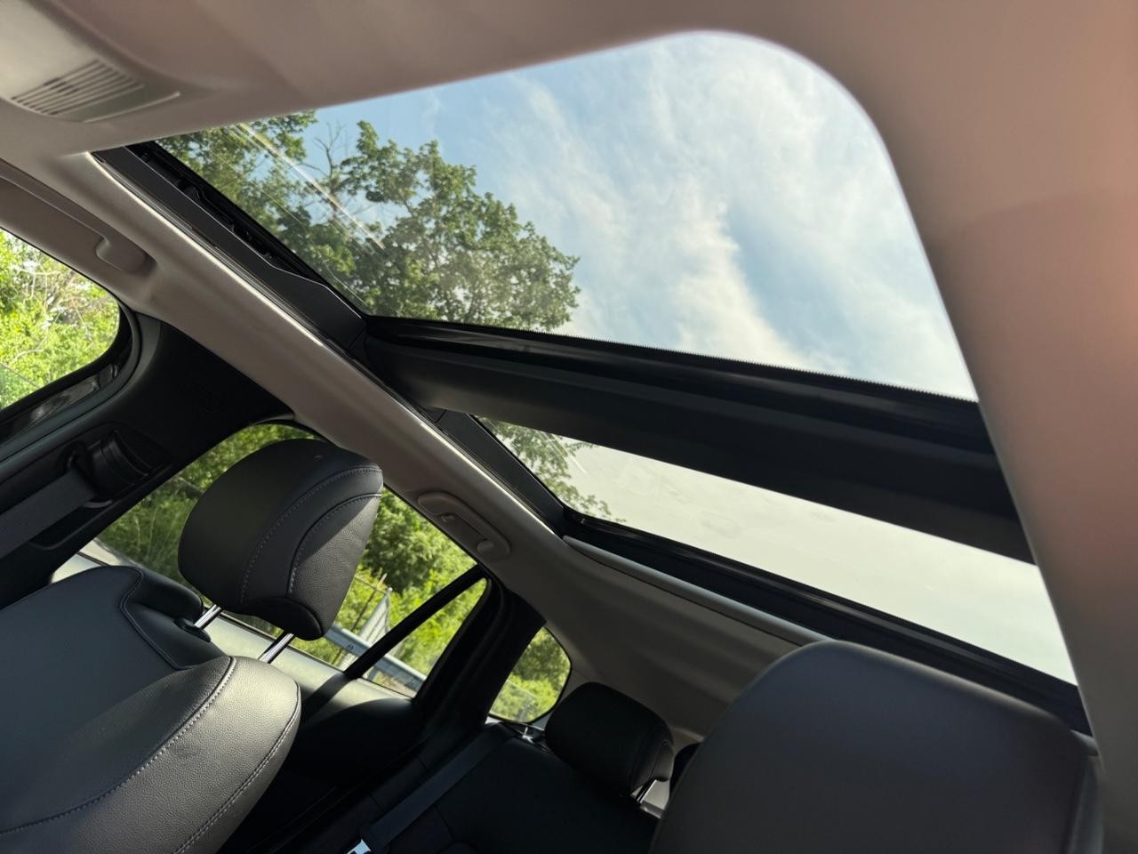 Mazda CX-50 Hybrid Vehicle Full-screen Gallery Image 20