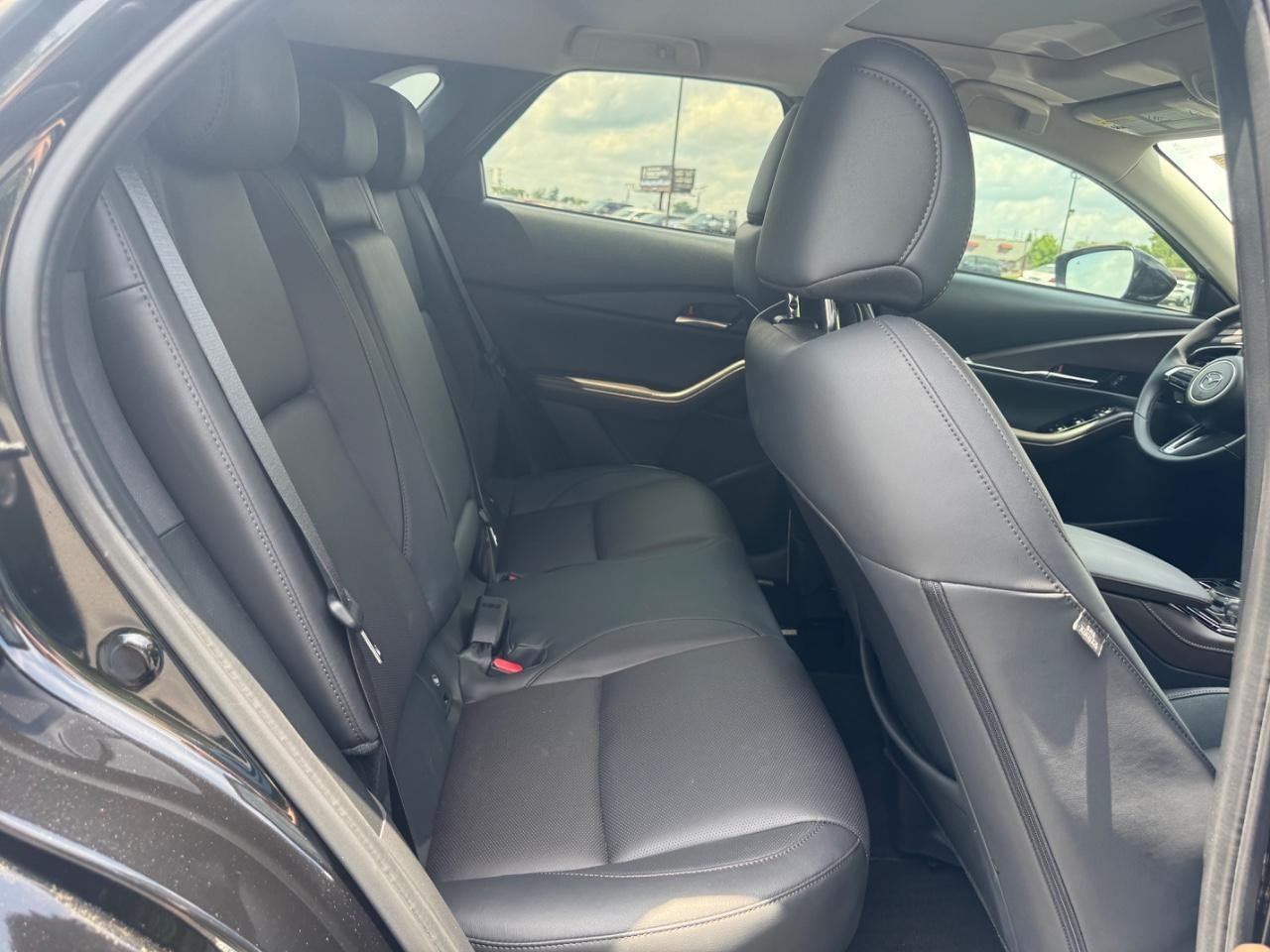 Mazda CX-30 Vehicle Full-screen Gallery Image 11