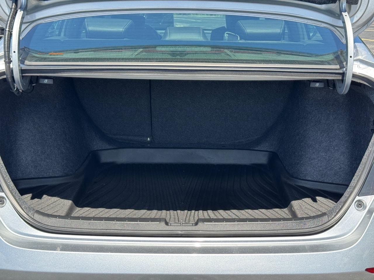 Honda Accord Sedan Vehicle Full-screen Gallery Image 05