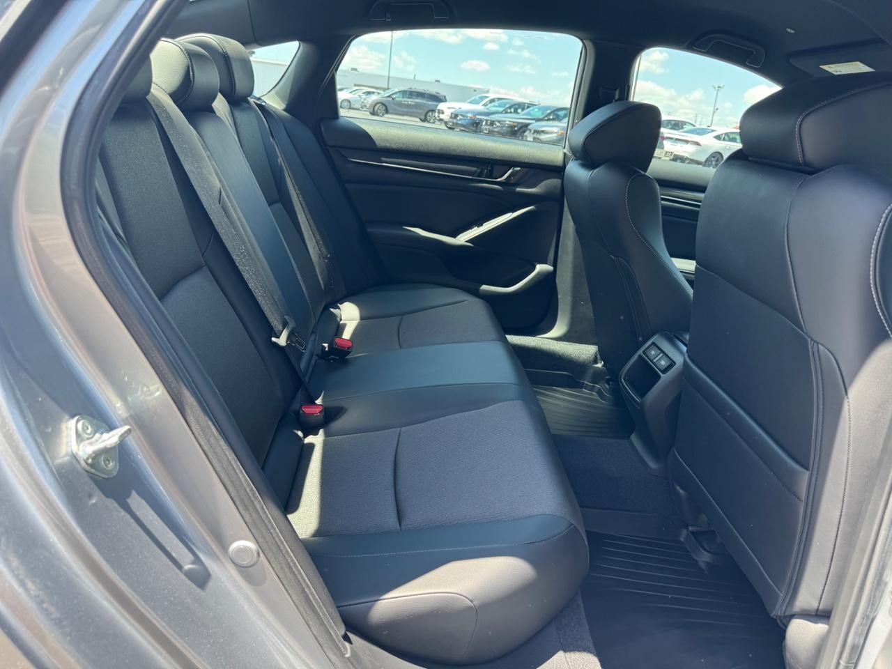 Honda Accord Sedan Vehicle Full-screen Gallery Image 11