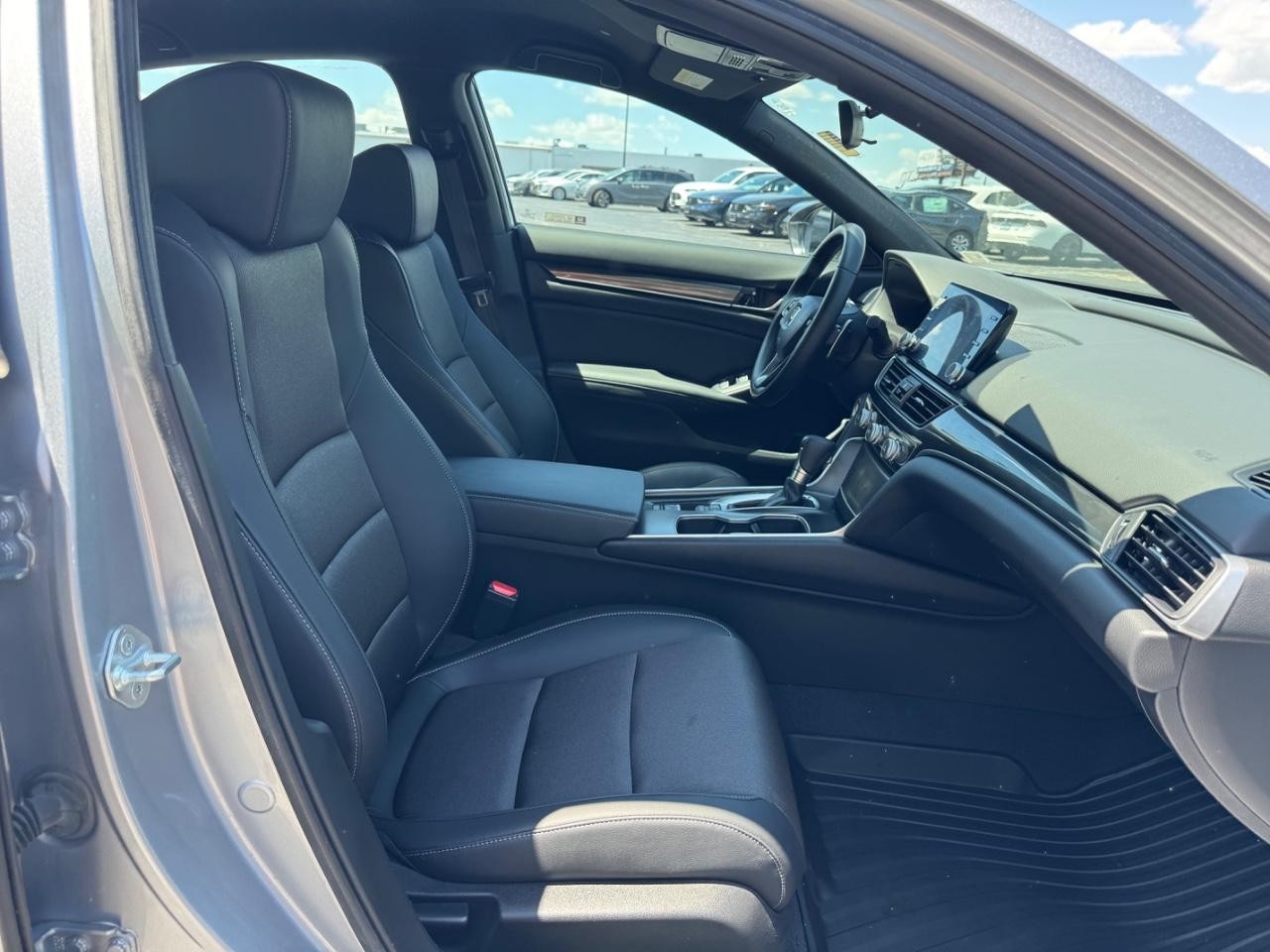 Honda Accord Sedan Vehicle Full-screen Gallery Image 18