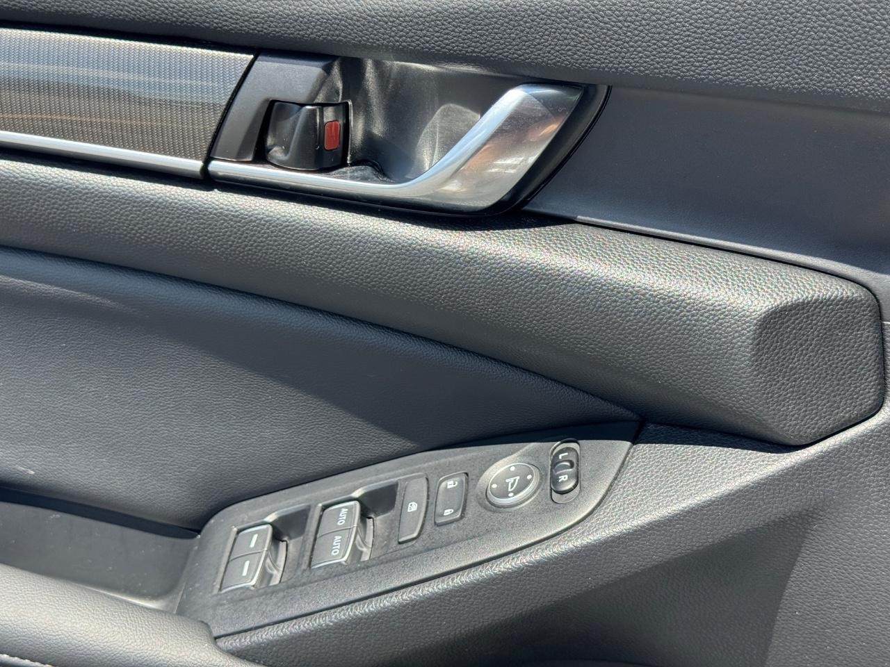 Honda Accord Sedan Vehicle Full-screen Gallery Image 25