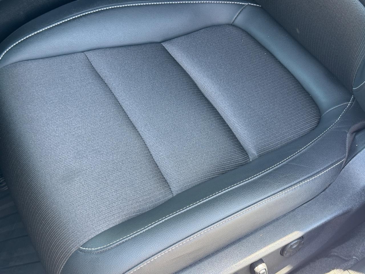 Honda Accord Sedan Vehicle Full-screen Gallery Image 26