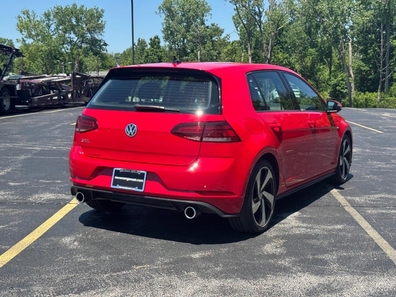 Volkswagen Golf GTI Vehicle Full-screen Gallery Image 04
