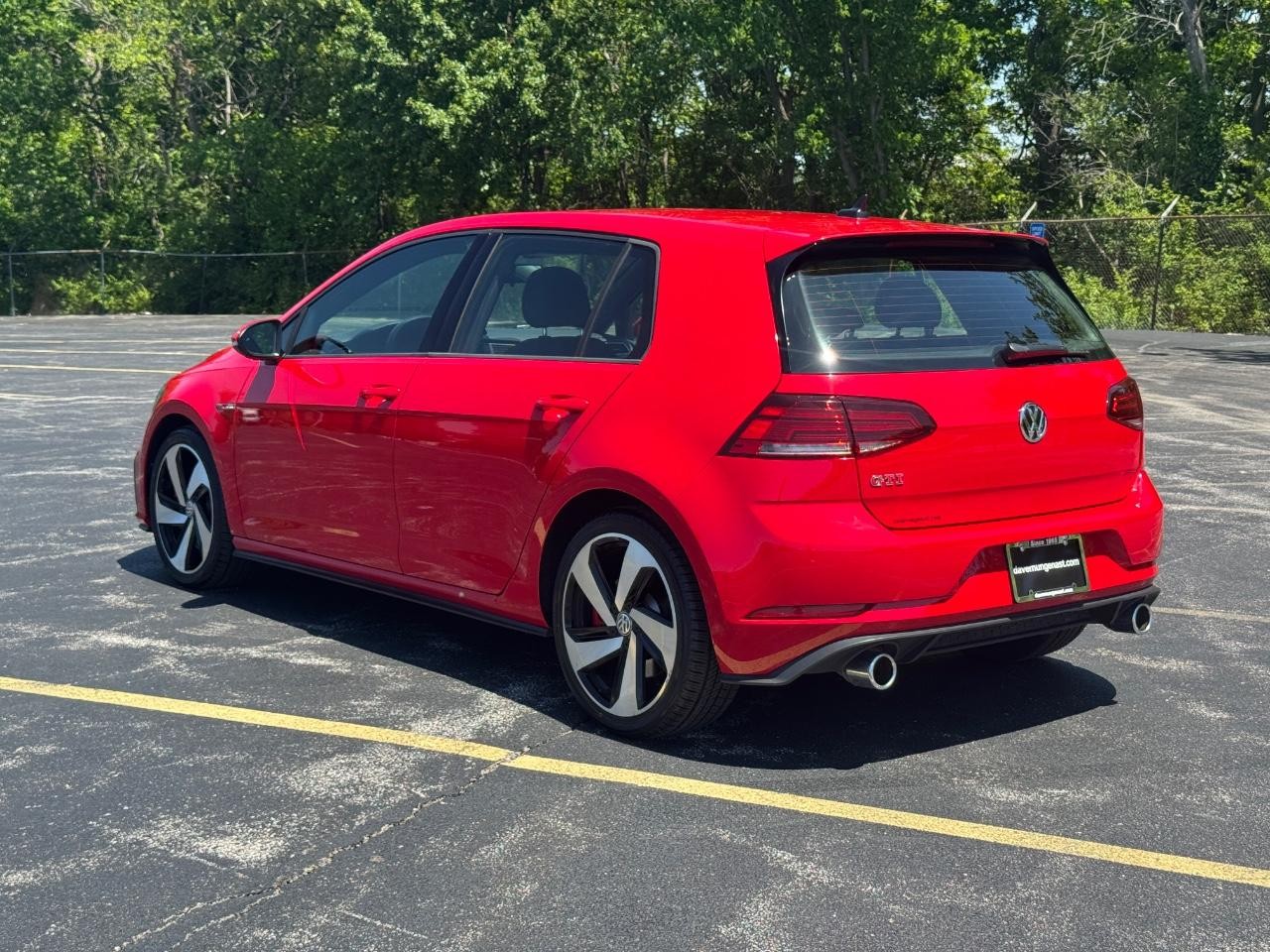 Volkswagen Golf GTI Vehicle Full-screen Gallery Image 06