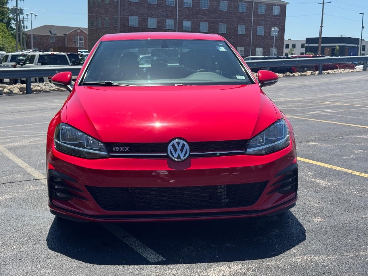 Volkswagen Golf GTI Vehicle Full-screen Gallery Image 09