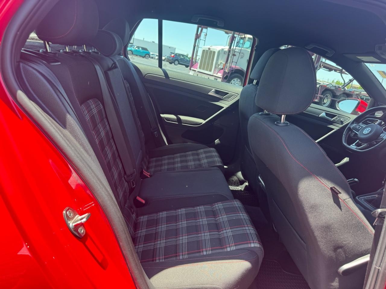 Volkswagen Golf GTI Vehicle Full-screen Gallery Image 10