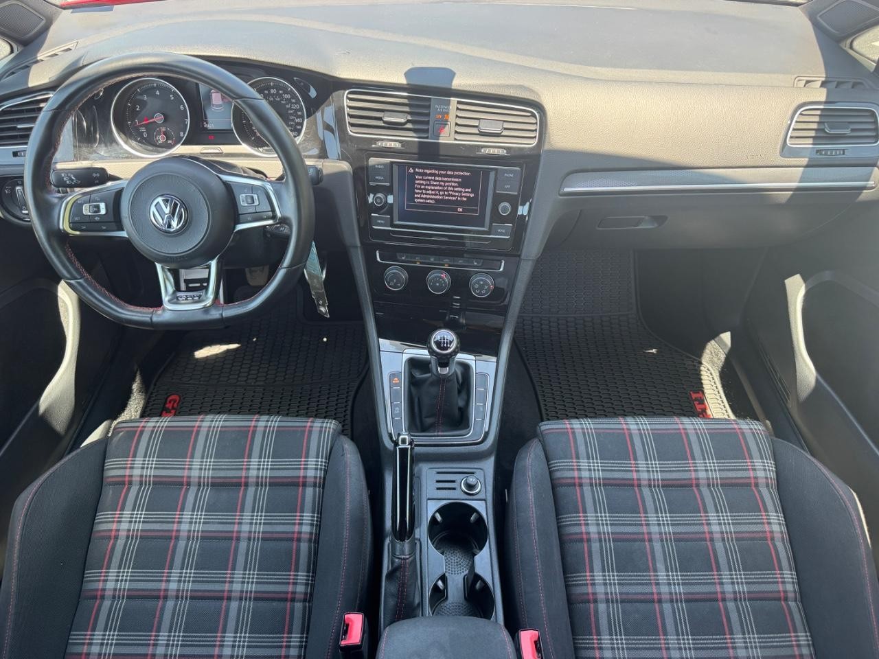 Volkswagen Golf GTI Vehicle Full-screen Gallery Image 11