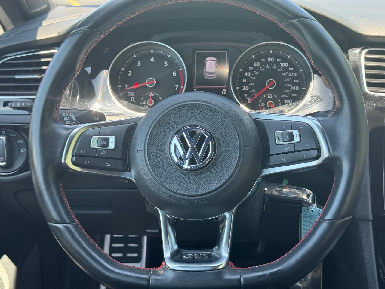 Volkswagen Golf GTI Vehicle Full-screen Gallery Image 12
