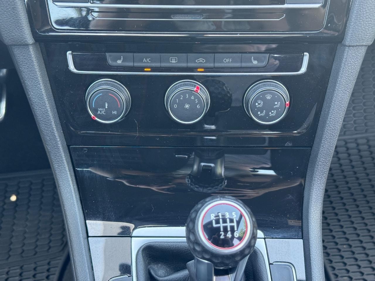 Volkswagen Golf GTI Vehicle Full-screen Gallery Image 14
