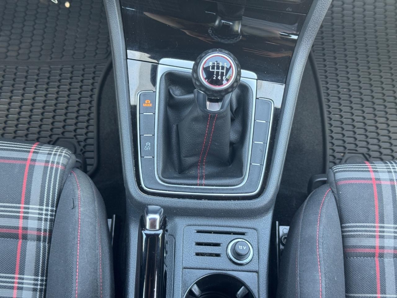 Volkswagen Golf GTI Vehicle Full-screen Gallery Image 15