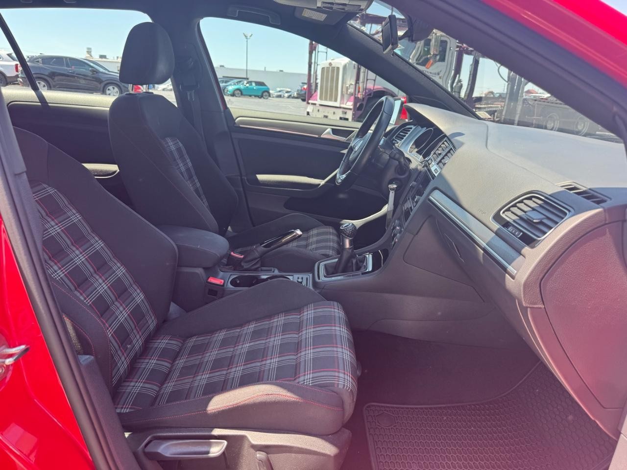 Volkswagen Golf GTI Vehicle Full-screen Gallery Image 17