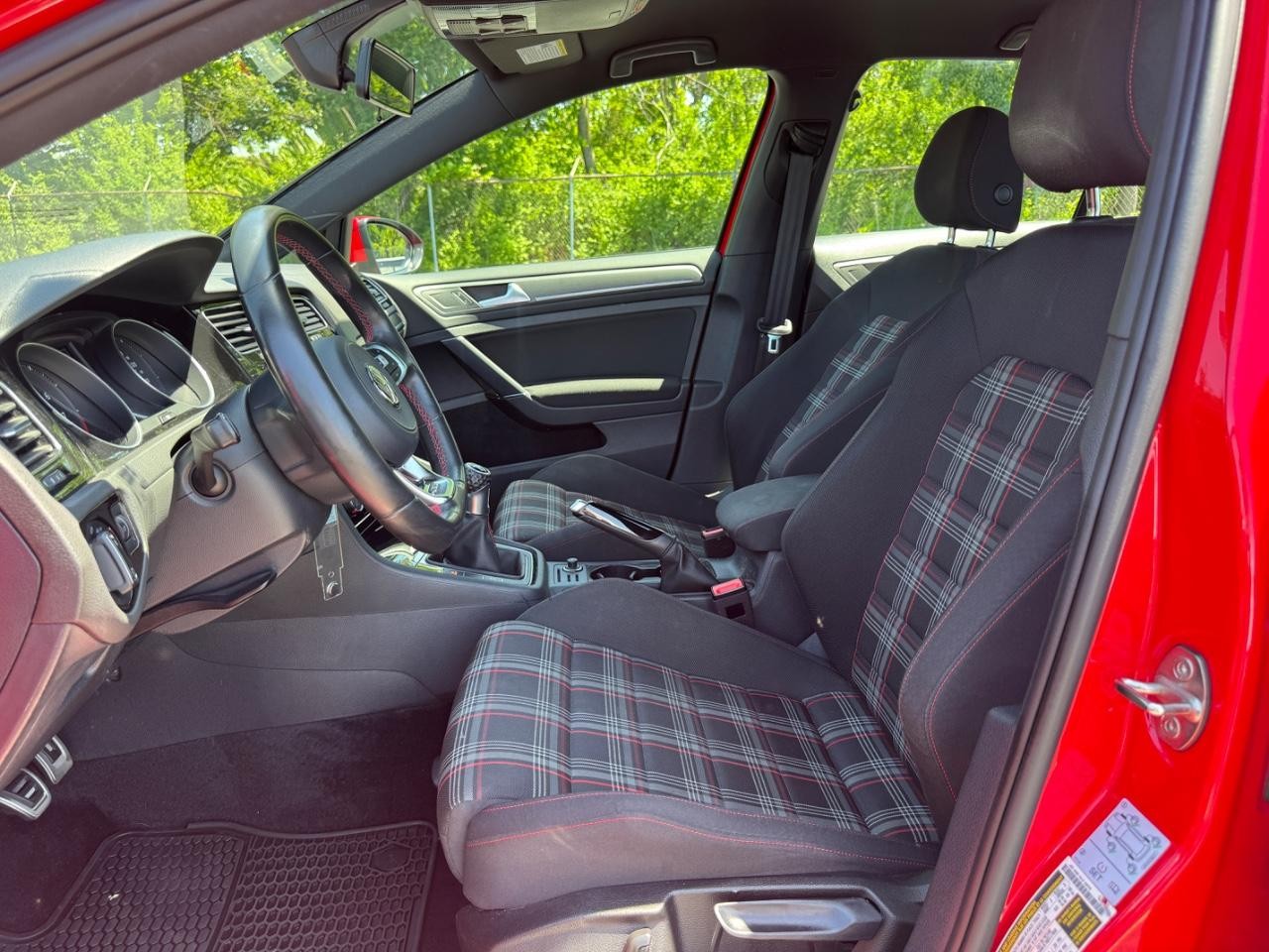 Volkswagen Golf GTI Vehicle Full-screen Gallery Image 18