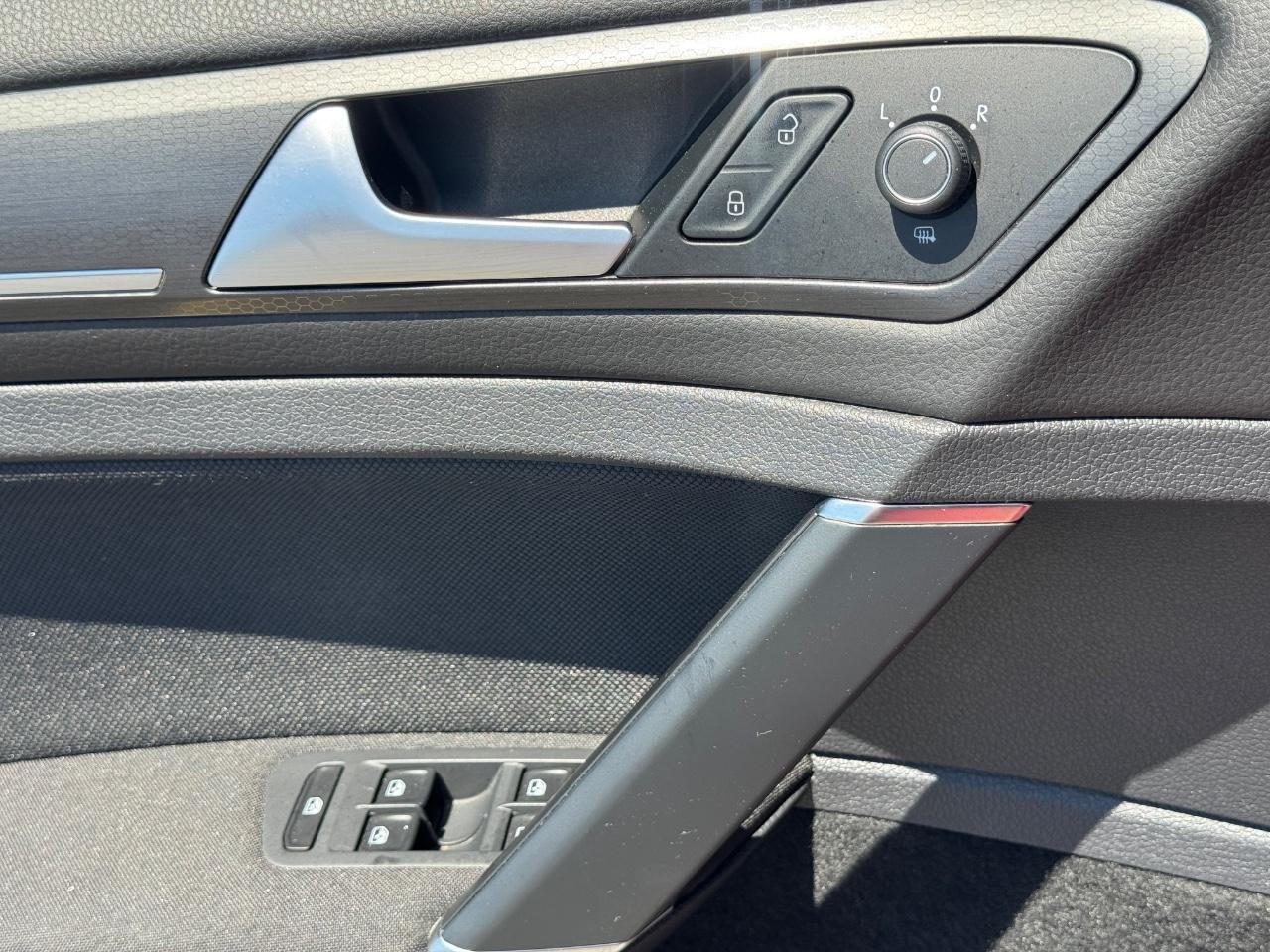 Volkswagen Golf GTI Vehicle Full-screen Gallery Image 24