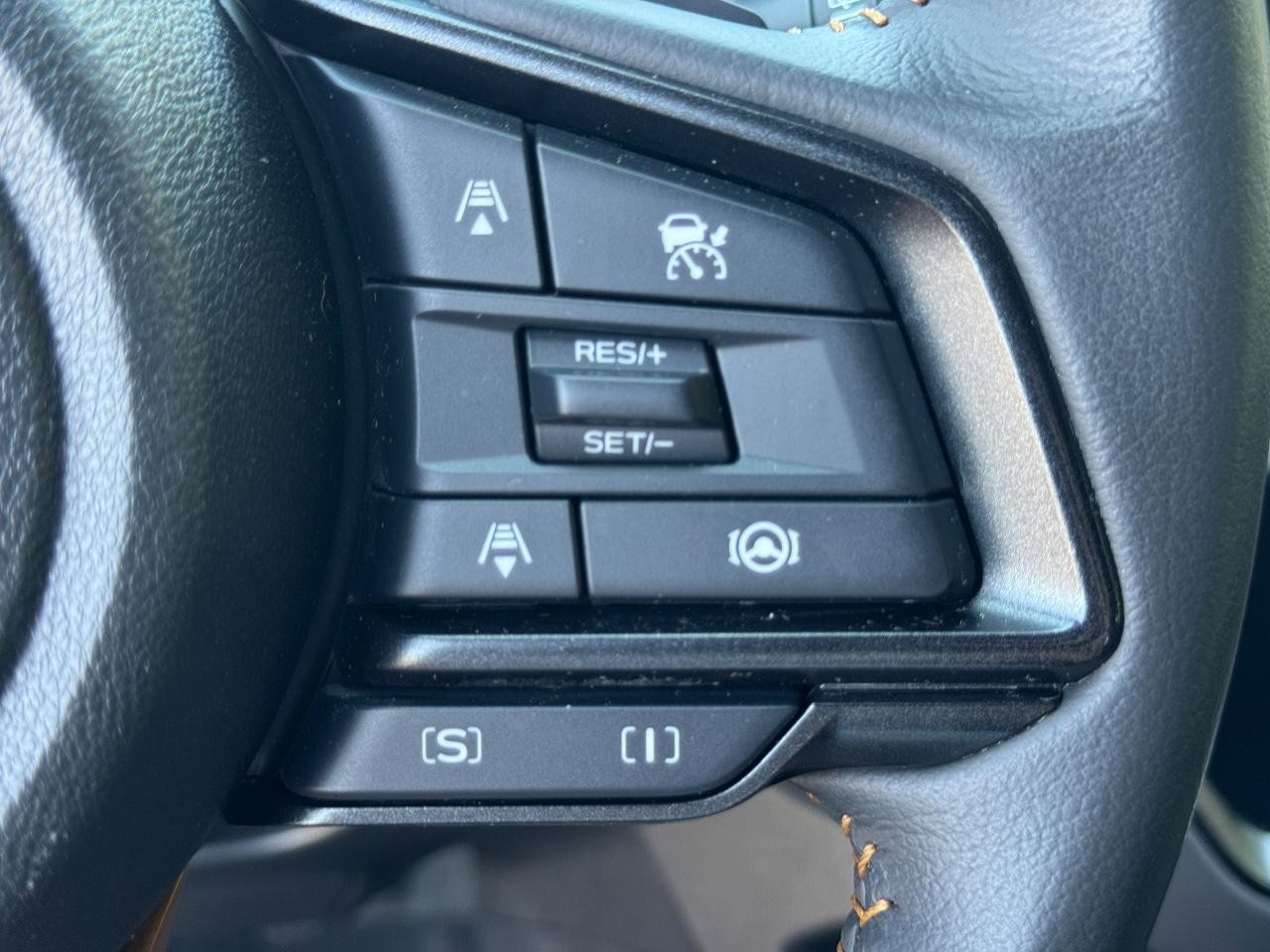 Subaru Crosstrek Vehicle Full-screen Gallery Image 21