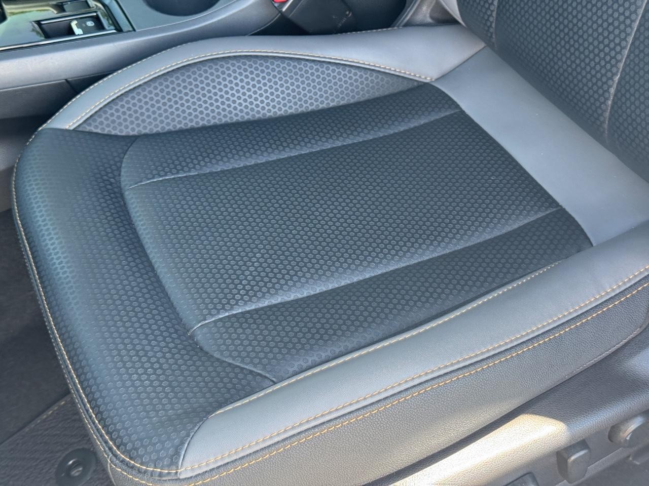 Subaru Crosstrek Vehicle Full-screen Gallery Image 25