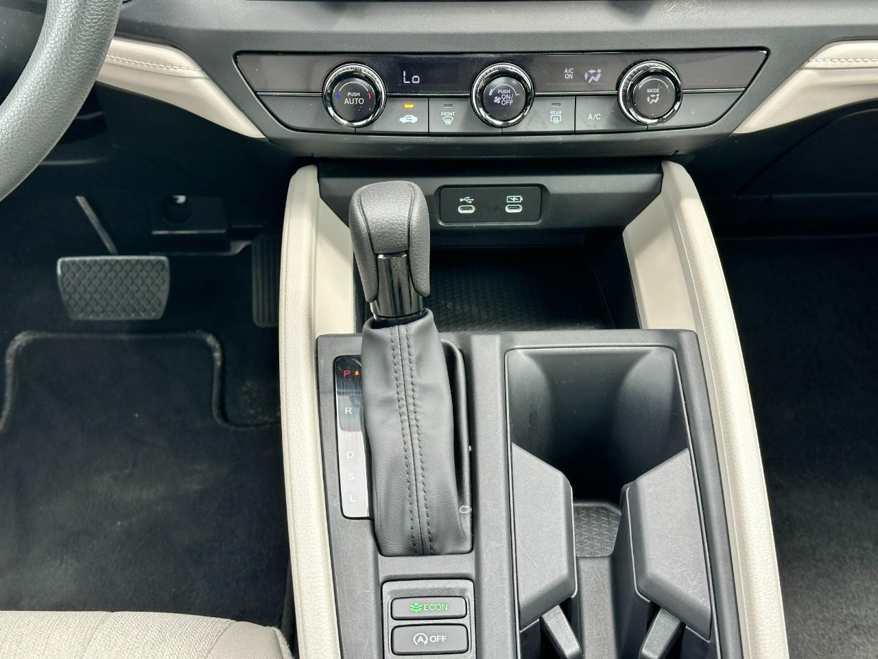 Honda Accord Sedan Vehicle Full-screen Gallery Image 14
