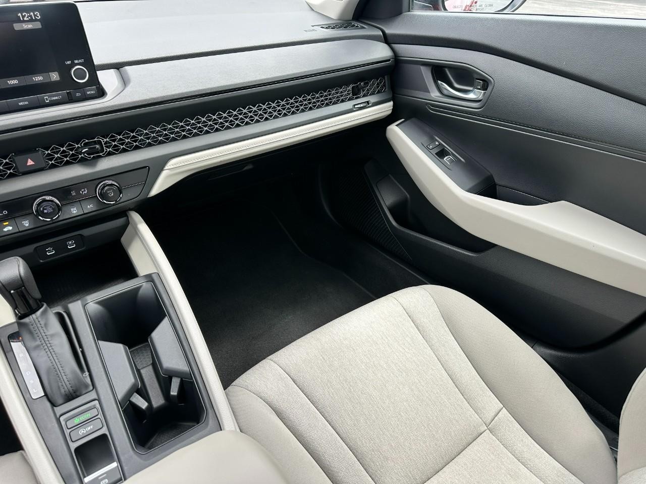 Honda Accord Sedan Vehicle Full-screen Gallery Image 15