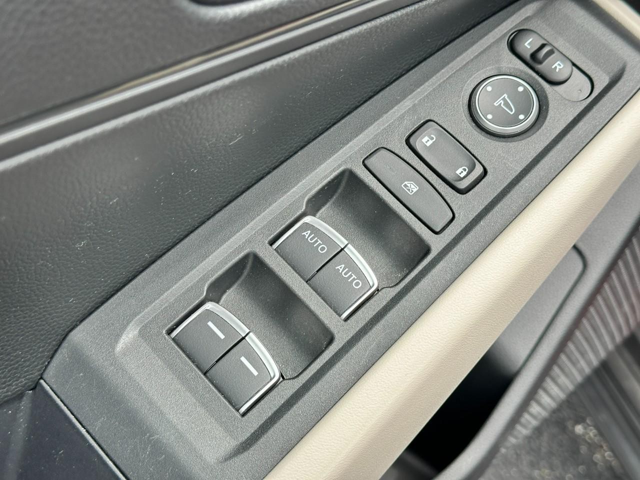 Honda Accord Sedan Vehicle Full-screen Gallery Image 16