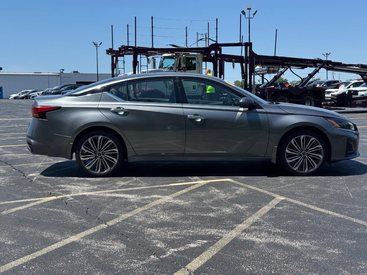 Nissan Altima Vehicle Full-screen Gallery Image 03