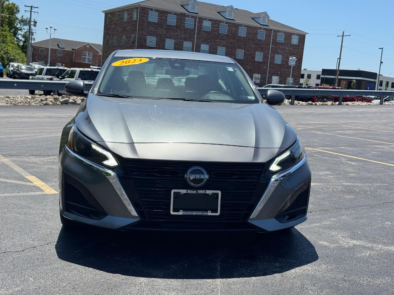 Nissan Altima Vehicle Full-screen Gallery Image 10
