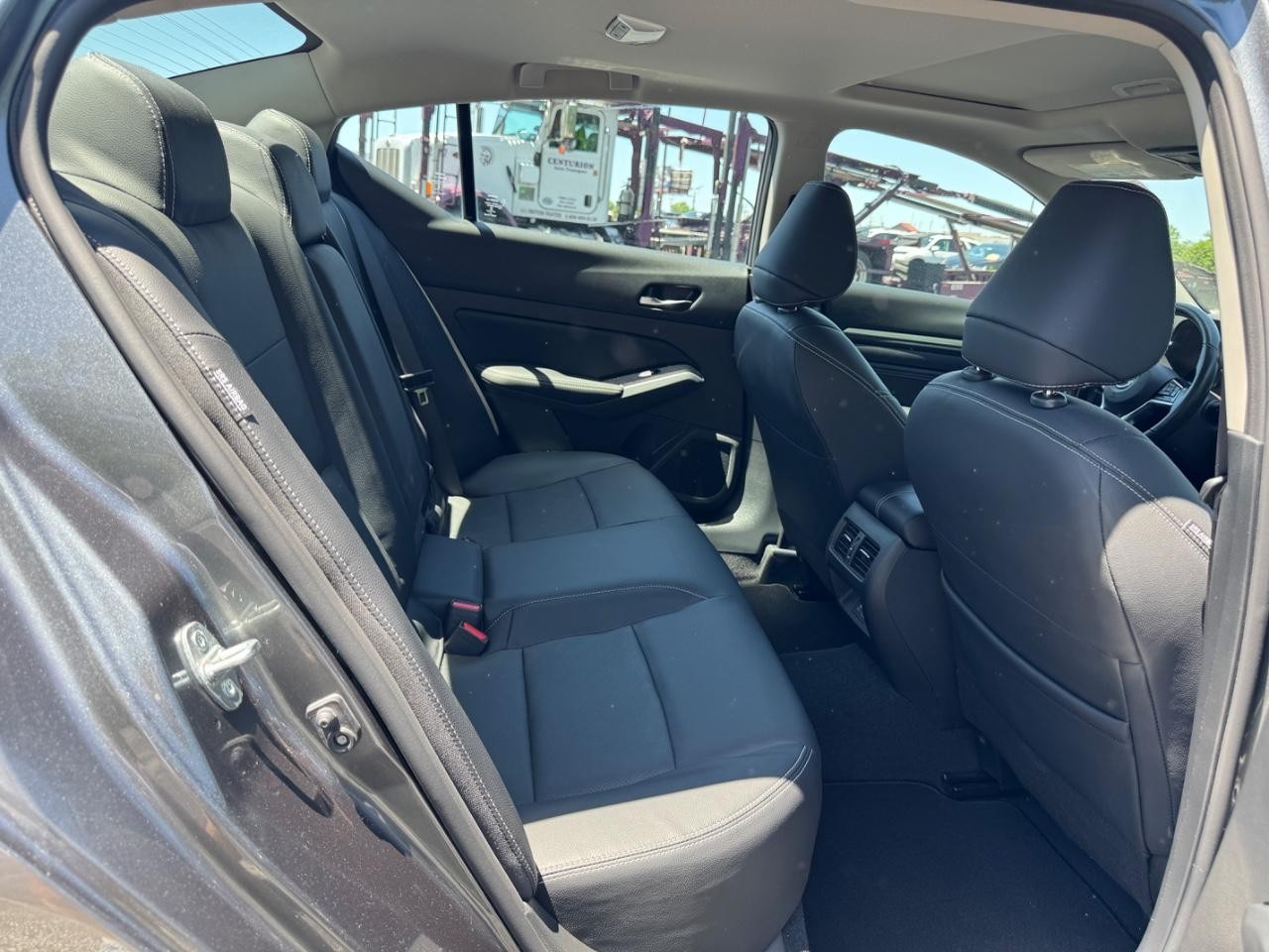 Nissan Altima Vehicle Full-screen Gallery Image 11