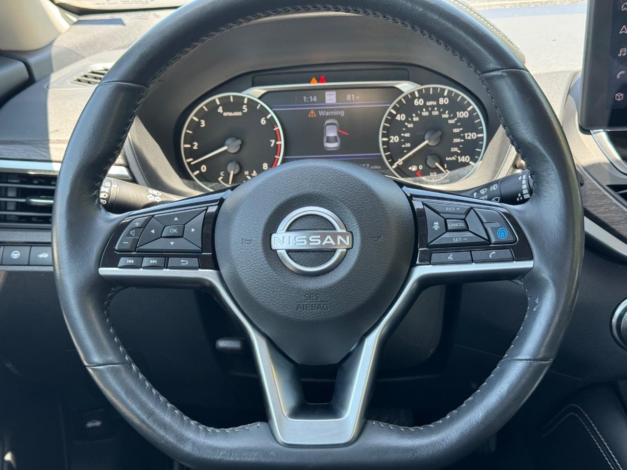 Nissan Altima Vehicle Full-screen Gallery Image 13