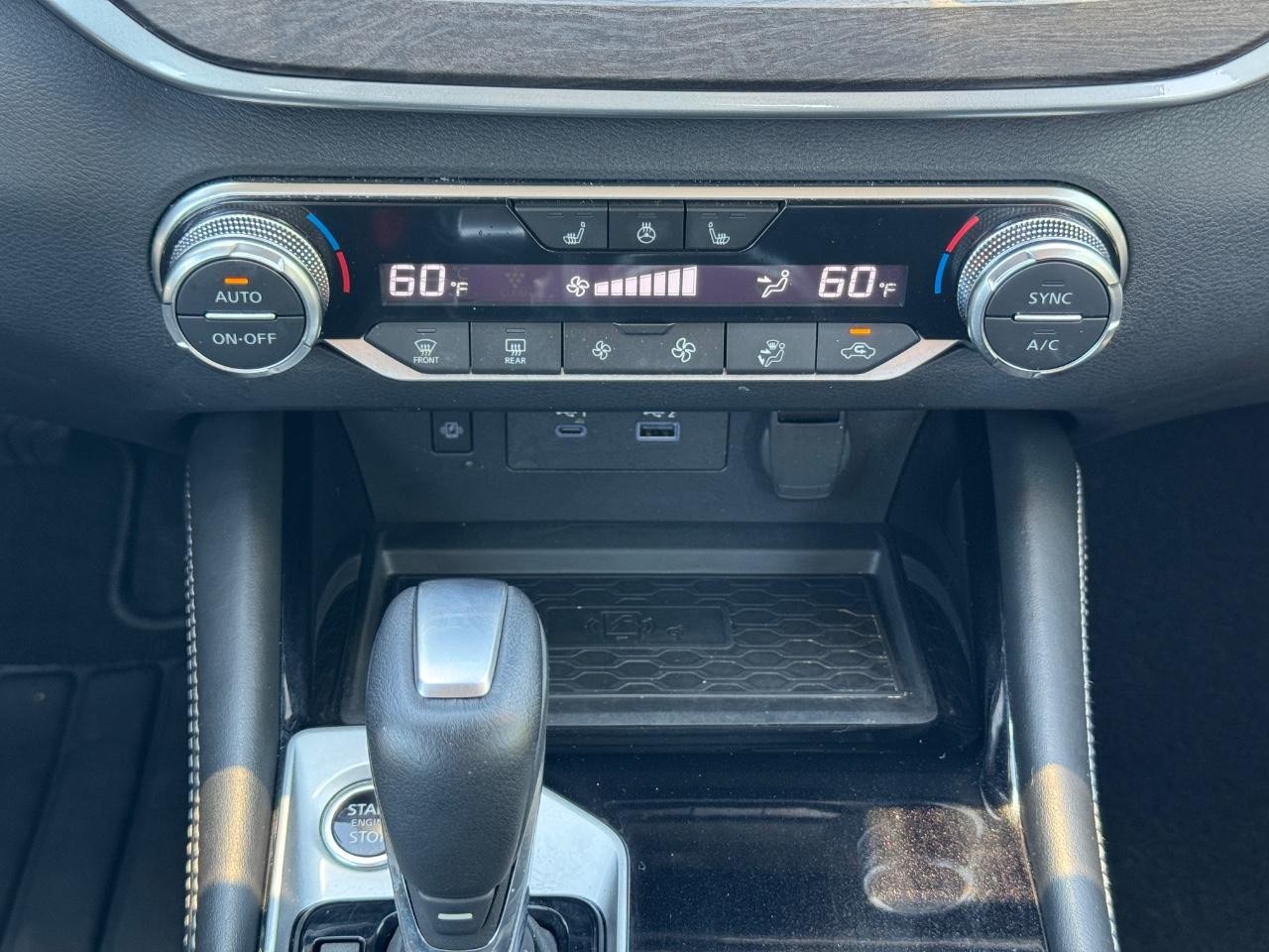 Nissan Altima Vehicle Full-screen Gallery Image 15