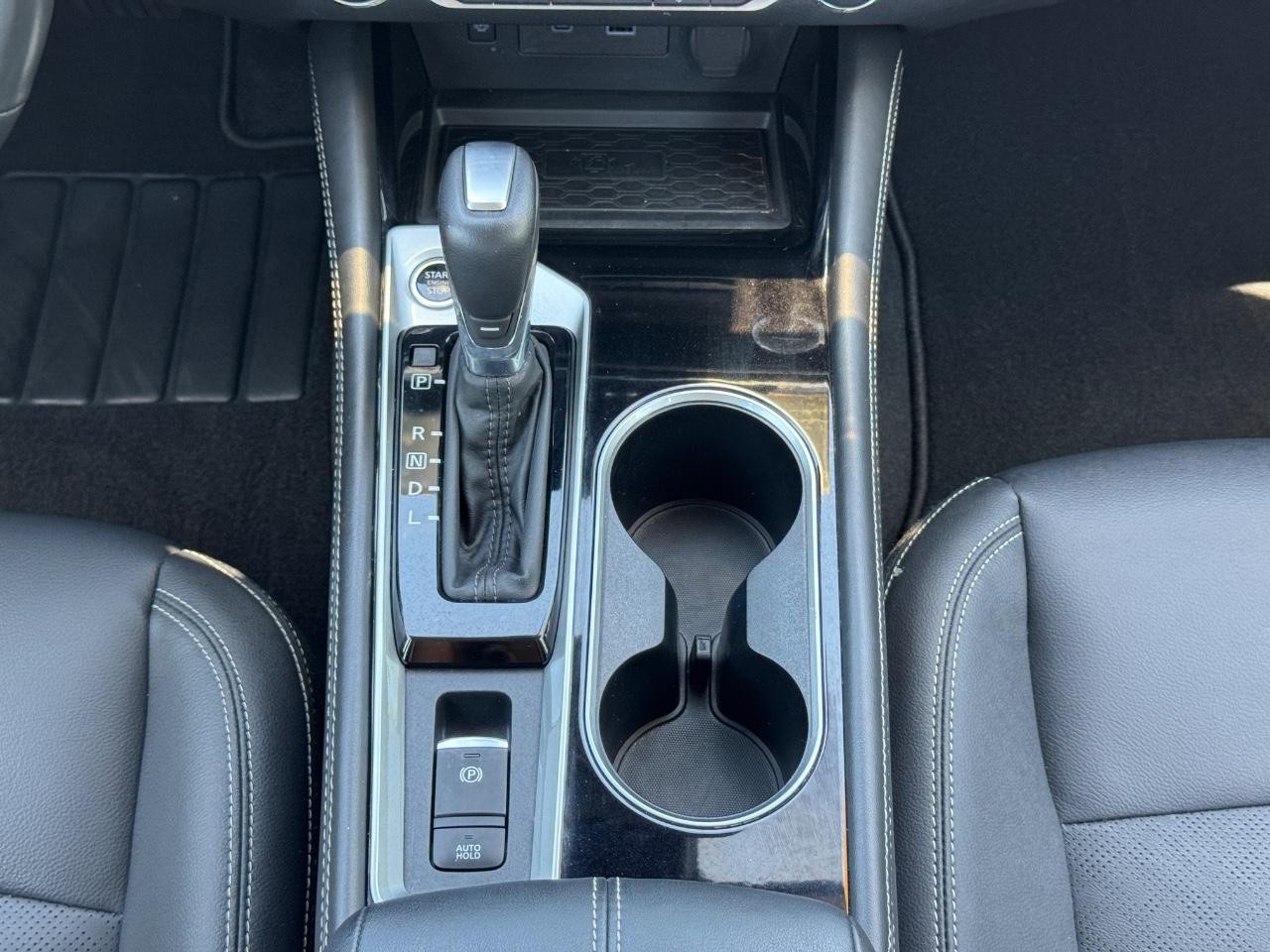 Nissan Altima Vehicle Full-screen Gallery Image 16