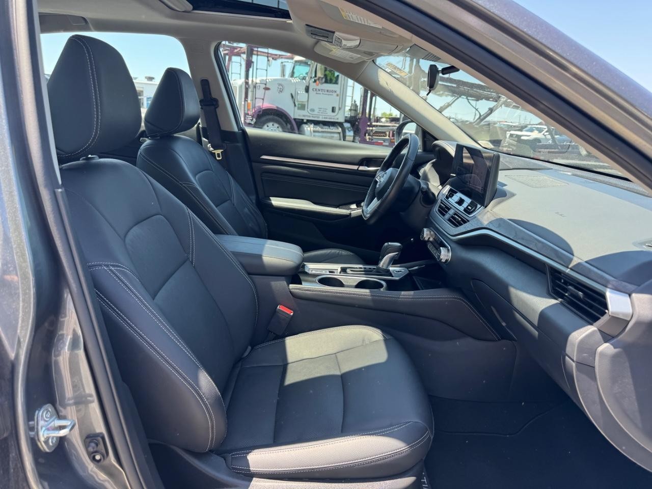 Nissan Altima Vehicle Full-screen Gallery Image 18