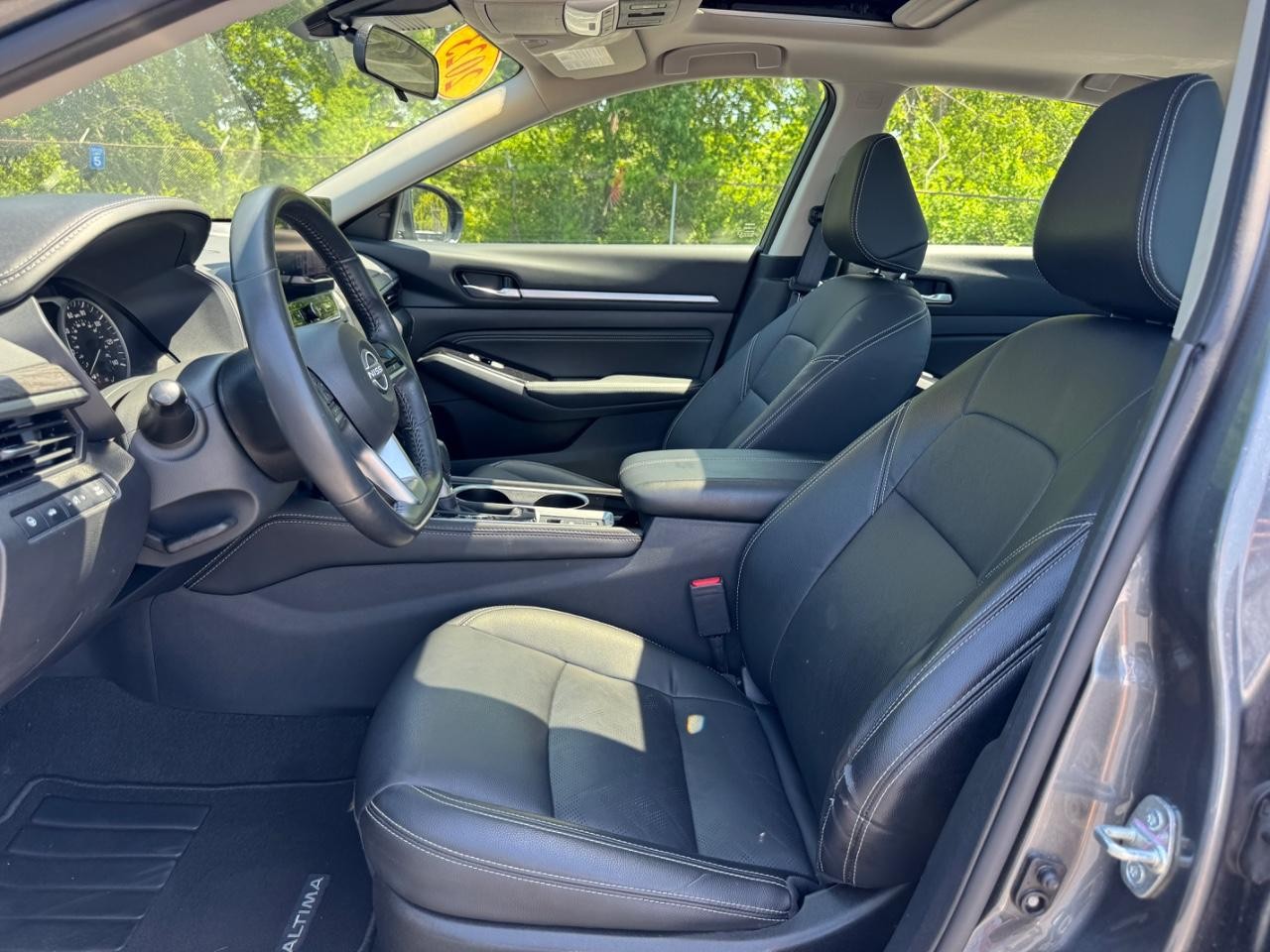 Nissan Altima Vehicle Full-screen Gallery Image 19