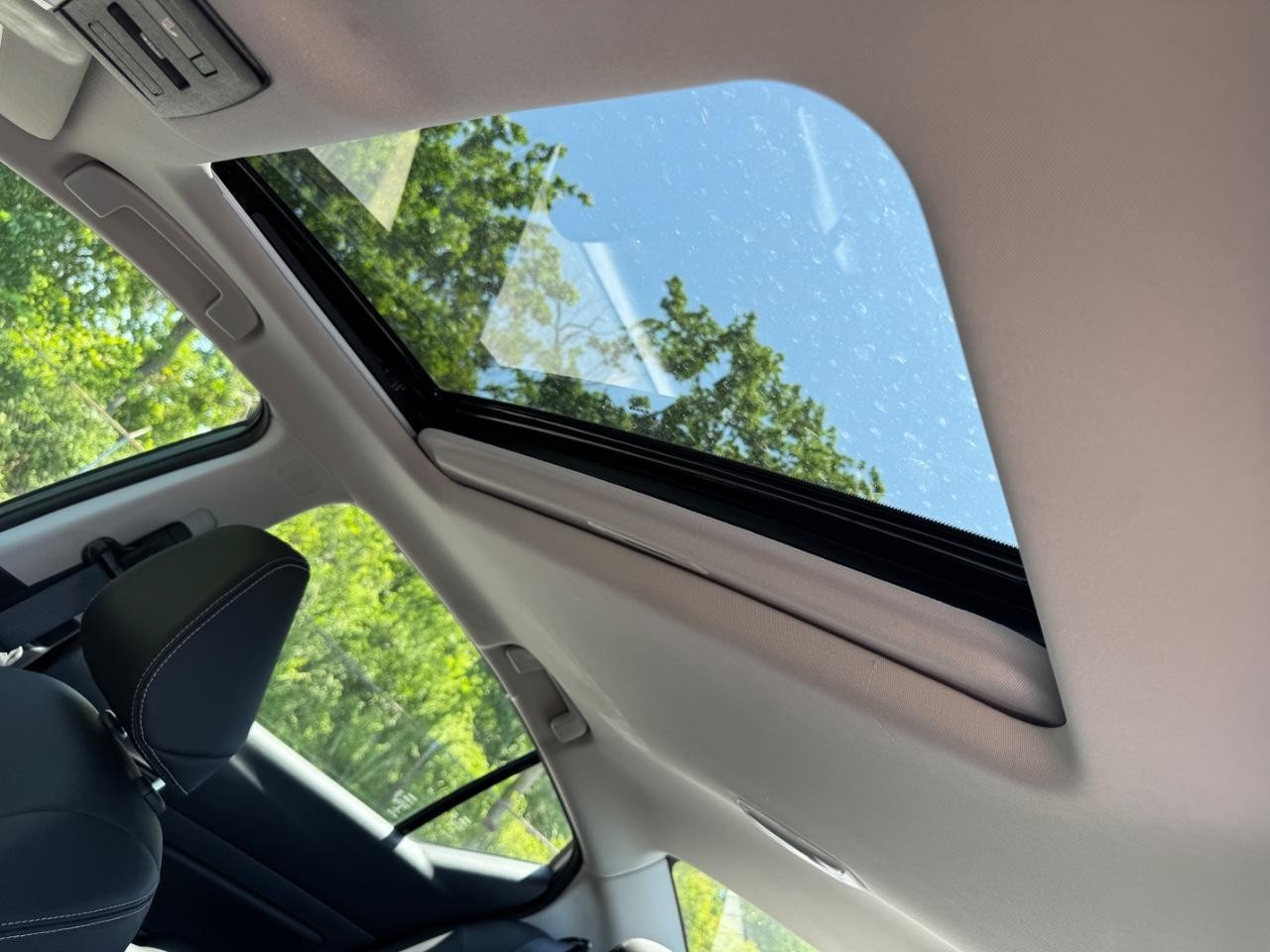 Nissan Altima Vehicle Full-screen Gallery Image 20