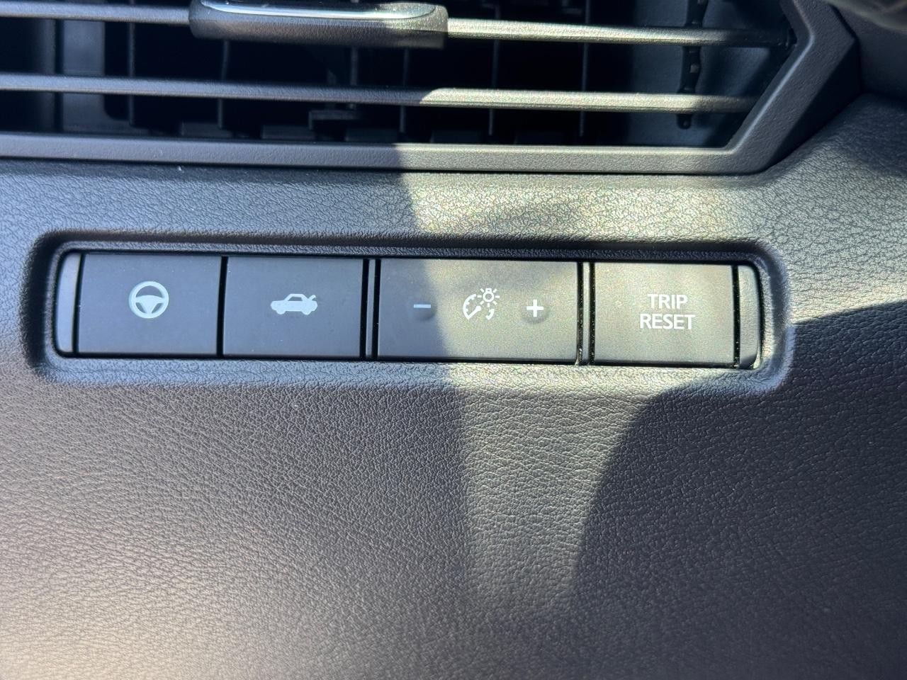 Nissan Altima Vehicle Full-screen Gallery Image 24
