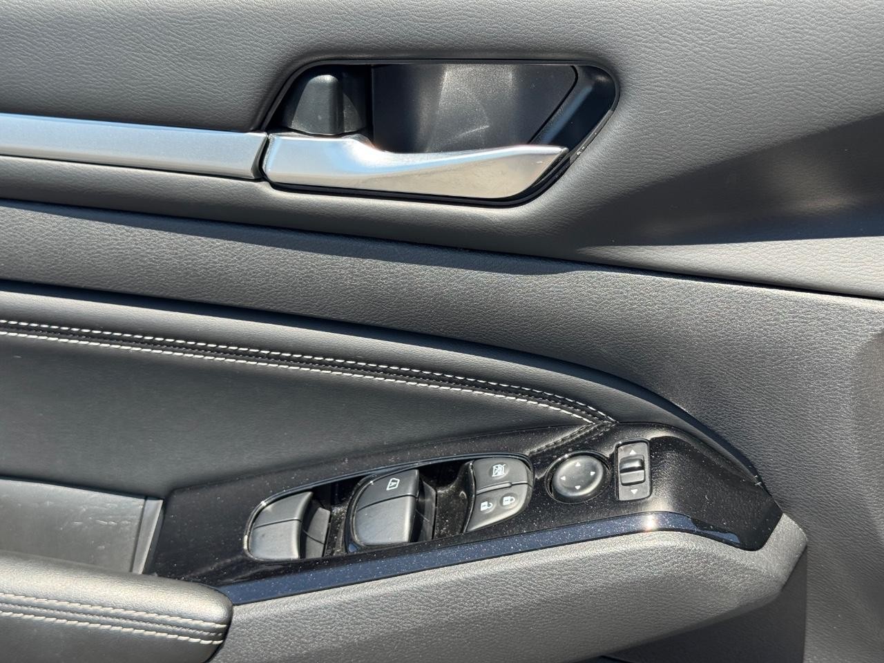 Nissan Altima Vehicle Full-screen Gallery Image 27