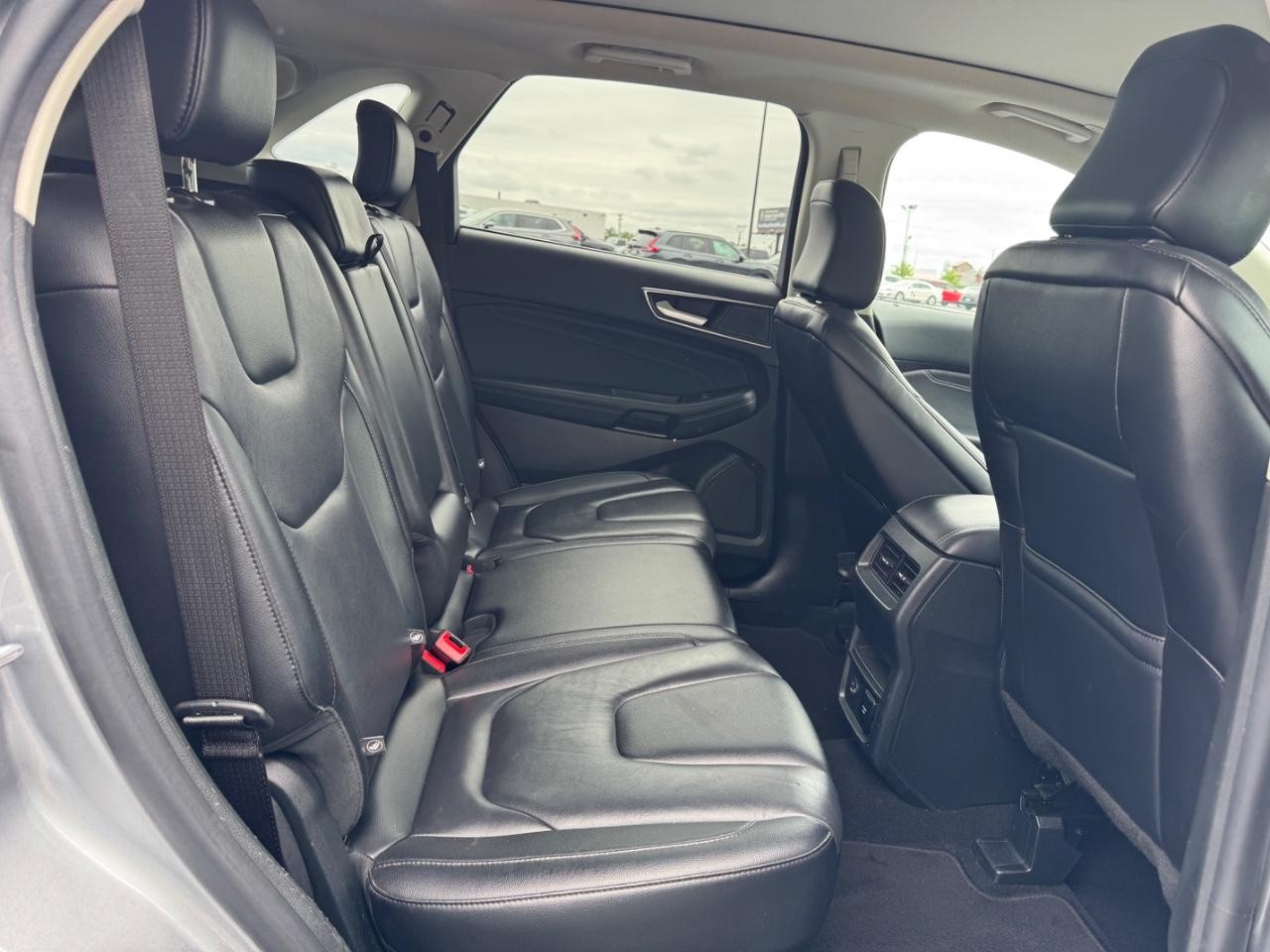Ford Edge Vehicle Full-screen Gallery Image 11