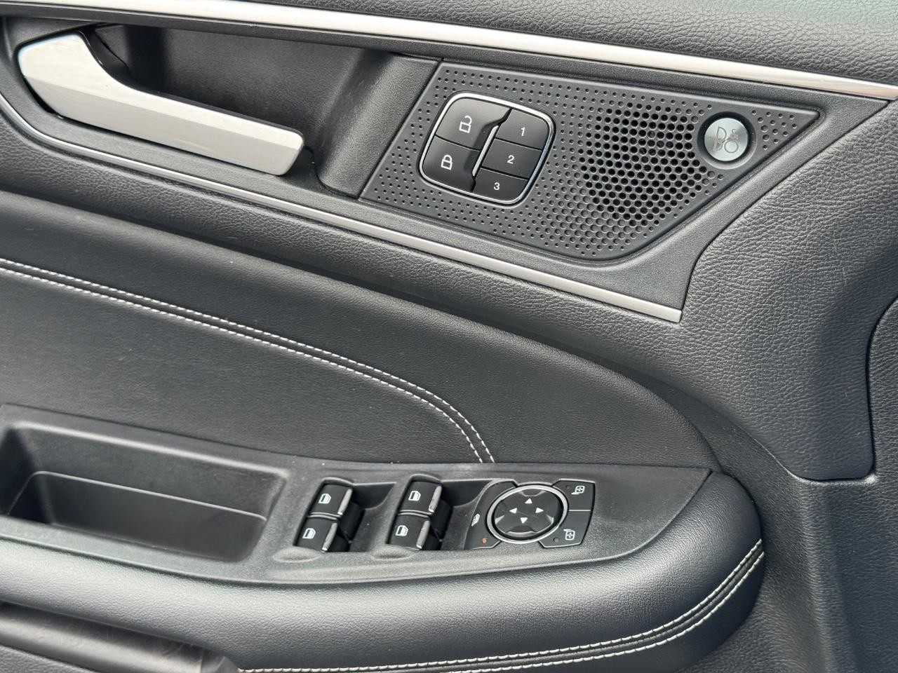 Ford Edge Vehicle Full-screen Gallery Image 25