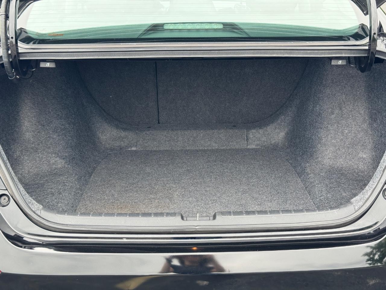 Honda Accord Sedan Vehicle Full-screen Gallery Image 05
